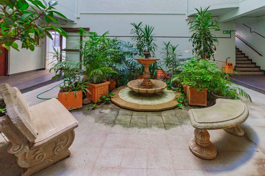 To Let 1 Bedroom Property for Rent in Sea Point Western Cape